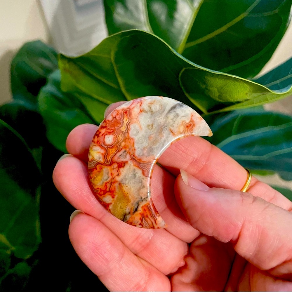 high grade Crazy lace, agate, crystal carved moon from mexico incredible banding - Picture 5 of 5